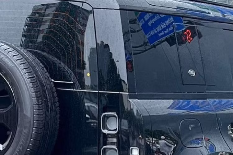 Khách hàng Việt khi mua xe SUV Land Rover Defender thế hệ mới có hai lựa chọn động cơ là P300 và P400 MHEV. Trong đó, động cơ P300 4 xi-lanh dùng tăng áp cuộn đôi, dung tích 2.0 lít, sản sinh công suất tối đa 300 mã lực, cho phép xe tăng tốc từ 0-100 km/h trong thời gian 8,1 giây.
