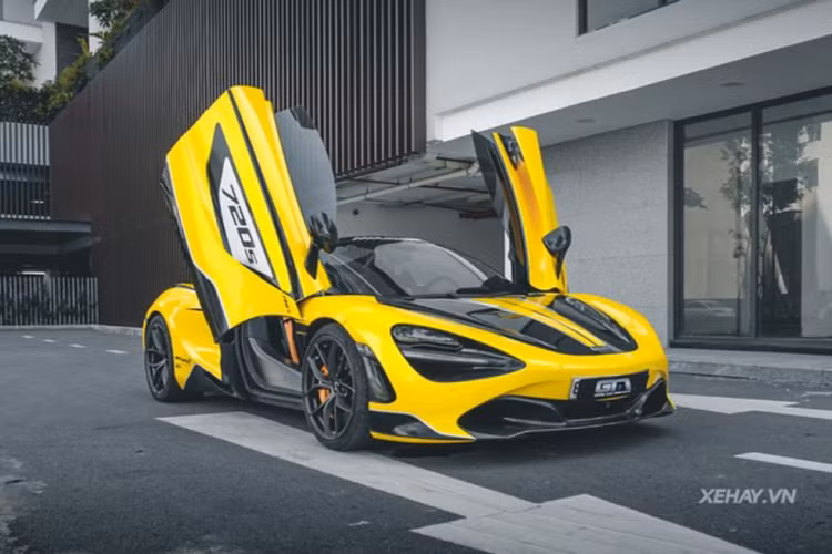 Số lượng McLaren 720S tại Việt Nam đã lên tới hơn 10 chiếc với đủ các màu sắc. Nhưng cũng vì lý do đó nên một số chủ nhân chán với màu sắc nguyên bản của xe và quyết định thay đổi diện mạo xe bằng cách dán decal - phương pháp này giúp xe trở nên tươi mới mà vẫn giữ được lớp sơn gốc.