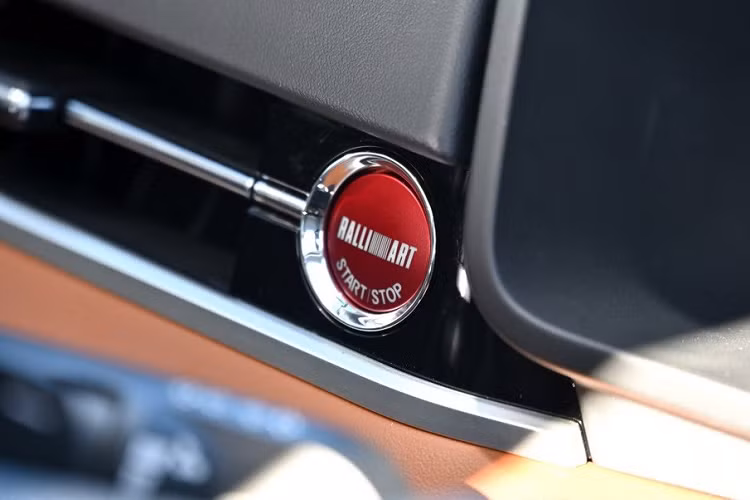 "Trái tim" của Mitsubishi Outlander Ralliart Style là hệ truyền động plug-in hybrid giống Outlander PHEV 2022 giúp xe tiết kiệm nhiên liệu hơn.