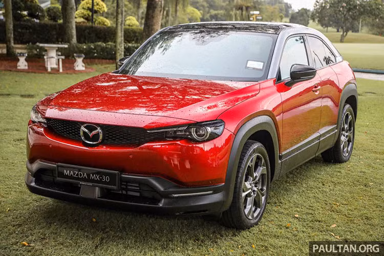 Bermaz Motor, nhà phân phối chính thức xe Mazda tại Malaysia đã giới thiệu Mazda MX-30 2022 chạy điện tại thị trường nước này và dự kiến sẽ bán ra từ quý 4 năm nay. Chiếc xe điện sản xuất hàng loạt (EV) đầu tiên của thương hiệu đã ra mắt toàn cầu tại Triển lãm Ôtô Tokyo 2019.