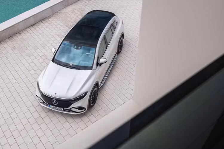 Dự kiến, xe sẽ được bán ra vào cuối năm nay nhưng chưa có giá bán Mercedes-Benz EQS SUV 2023 cụ thể. Trong khi đó, mẫu sedan hạng sang Mercedes-Benz EQS có giá khởi điểm từ 102.310 USD. Khi có mặt trên thị trường, Mercedes-Benz EQS SUV 2023 sẽ là đối thủ mới của BMW iX và Tesla Model X.