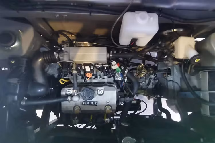 Thay vào đó, xe lại được trang bị cửa gió điều hòa giống Mercedes-Benz, vô lăng 3 chấu không hề có phím chức năng, màn hình kéo dài trên mặt táp-lô, hệ thống điều hòa và cần số như ô tô tải. Động cơ của SVH Tundar cũng không thể sánh với Toyota Tundra. Bên dưới nắp ca-pô của mẫu xe bán tải Trung Quốc là động cơ xăng 3 xi-lanh, dung tích 1.0L do hãng Isuzu sản xuất.