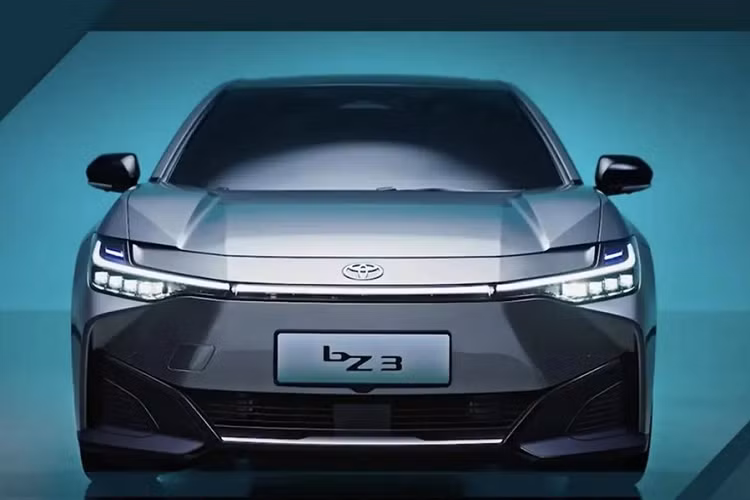 Mẫu xe này chỉ được trang bị 1 mô-tơ điện nằm trên cầu sau, tạo ra công suất tối đa 135 kW (khoảng 181 mã lực) hoặc 180 kW (241 mã lực), tùy phiên bản. Mô-tơ điện kết hợp với pin lithium sắt photphat (LiFePO4) vốn có giá rẻ hơn pin lithium-ion. Nhờ đó, Toyota bZ3 có thể chạy hơn 600 km sau khi sạc pin.