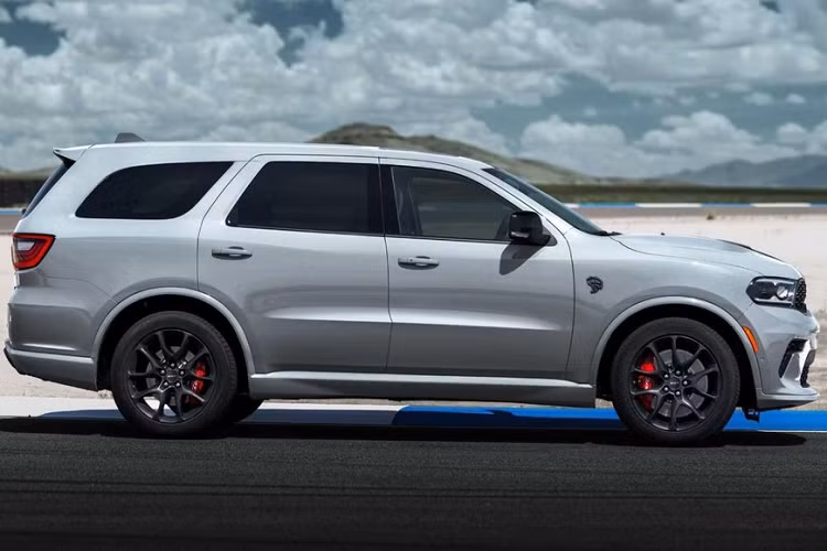 "Những người đam mê xe SUV cơ bắp của Dodge có thể đưa bạn bè và gia đình của mình đến buổi ra mắt Durango SRT Hellcat 2023 mới vào tháng 9 tới đây để xem trực tiếp chiếc xe có khả năng kéo kéo trọng lượng 3.946 kg cùng sức mạnh đáng kinh ngạc".