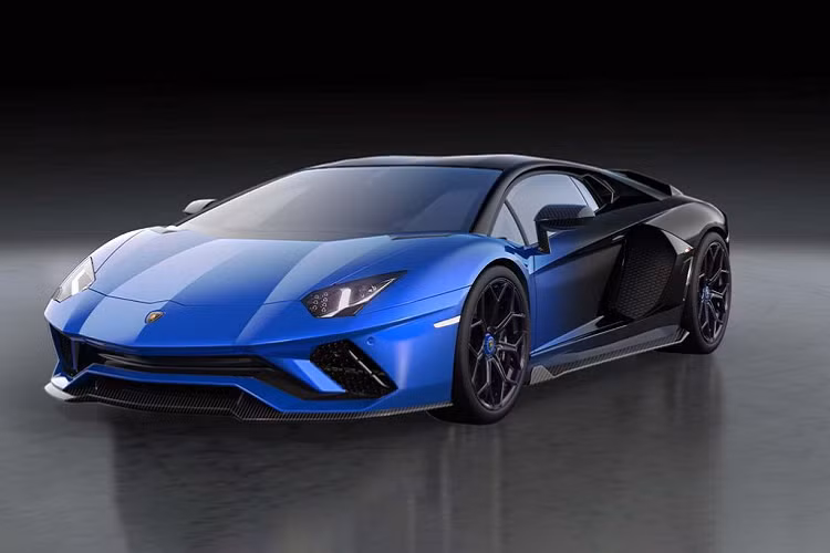 Theo kế hoạch, Lamborghini sẽ bắt đầu quá trình điện hóa toàn bộ dòng sản phẩm của mình trong năm 2023 và 2024, chấm dứt một thập kỷ đầy thành công của dòng xe thể thao Aventador. Hãng xe đến từ Ý sẽ tổ chức một buổi đấu giá cho chiếc Lamborghini Aventador LP 780-4 Ultimae Coupé cuối cùng, bên cạnh một NFT độc nhất được ra mắt dưới sự hợp tác của nhà sản xuất âm nhạc Steve Aoki, nghệ sĩ đương đại Krista Kim và đơn vị truyền thông [INVNT GROUP].
