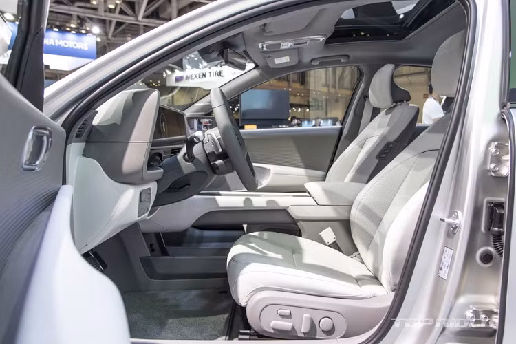 Những điểm nhấn còn lại của Hyundai Ioniq 6 2023 bao gồm tính năng cập nhật phần mềm qua WiFi, hệ thống hỗ trợ lái xe trên cao tốc, hỗ trợ đỗ xe từ xa thông minh và giả âm thanh động cơ. 