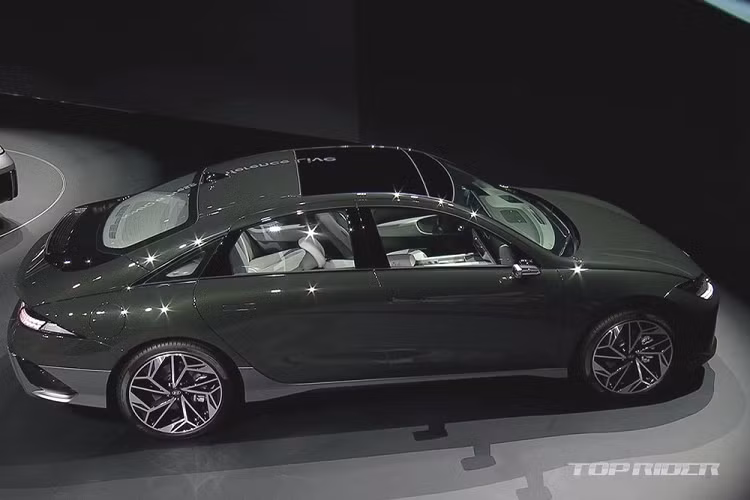 Không chỉ có kích thước lớn, Hyundai Ioniq 6 2023 còn mang trên mình thiết kế ngoại thất khí động lực học. Theo hãng Hyundai, mẫu sedan này có hệ số lực cản không khí chỉ 0,21 Cd, ngang ngửa Mercedes-Benz EQS.