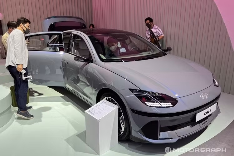 Bên sườn, Hyundai Ioniq 6 2023 tạo cảm giác mượt mà vì không có nhiều đường dập gân. Đồng thời, mẫu sedan thuần điện này còn có camera kỹ thuật số với ốp trong suốt, thay cho gương chiếu hậu truyền thống, tay nắm cửa nằm chìm vào thân xe và nóc dốc về phía sau.