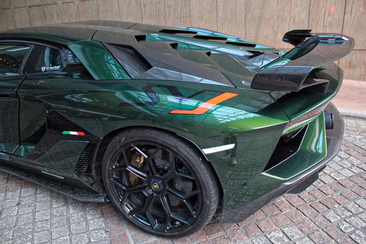 Aventador SVJ được trang bị bốn chế độ lái bao gồm Strada (đường phố), Sport (thể thao), Corsa (đua), và Ego (tùy chỉnh). Hai bên phần hốc gió được sơn đen bóng với logo cờ ý ba màu đặc trưng.