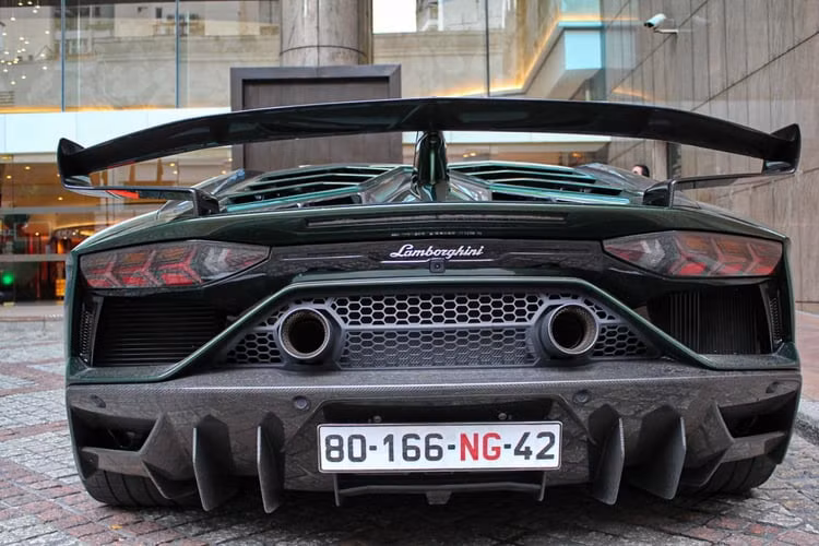 Giá xe Lamborghini Aventador SVJ khởi điểm là 517.700 USD tại thị trường Mỹ. Tại Việt Nam nếu đóng đầy đủ thuế và ra biển trắng giá của chiếc siêu xe Aventador SVJ này có thể vượt ngưỡng 60 tỷ đồng cho thị trường Việt Nam