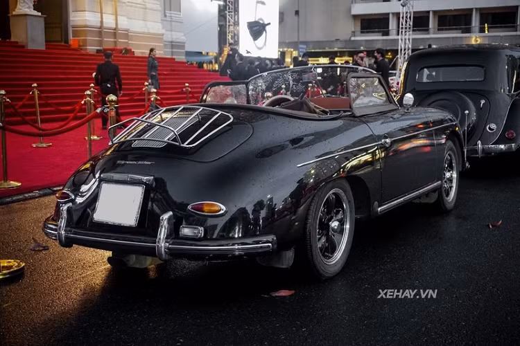 Chiếc 356A Speedster trong bài có ngoại thất màu đen bóng cùng với phần mui màu kem, thiết kế nhỏ gọn và sang trọng của xe cũng là yếu tố thu hút sự quan tâm của dân chơi xe.