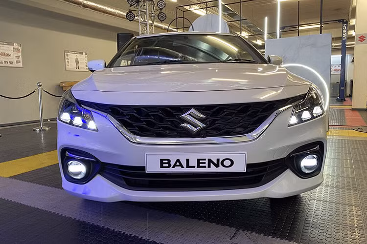 So với xe ở Ấn Độ, Suzuki Baleno 2022 bản quốc tế dành cho thị trường Nam Phi sở hữu thiết kế ngoại thất giống hệt. Do đó, xe cũng có lưới tản nhiệt rộng hơn với mắt lưới hình tổ ong góc cạnh và viền mạ crôm, đèn pha mới tích hợp đèn LED định vị ban ngày 3 chi tiết, nắp ca-pô hình vỏ sò phẳng hơn, cản trước cải tiến cũng như hốc đèn sương mù lớn hơn.