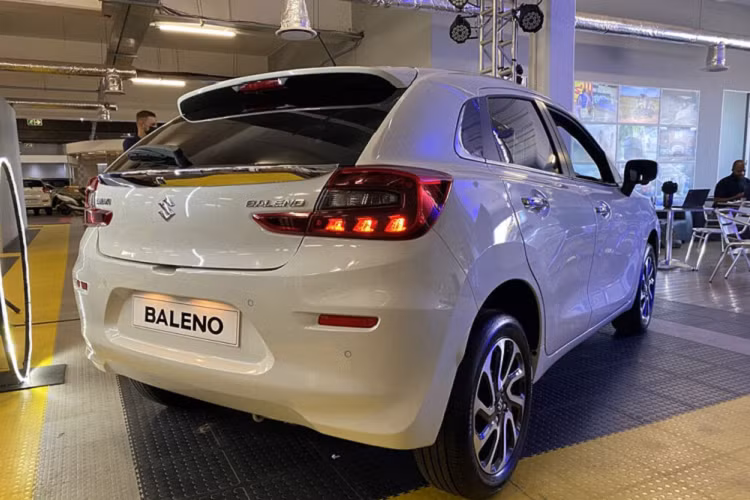 Tại thị trường Nam Phi, Suzuki Baleno thế hệ mới được chia thành 2 phiên bản, bao gồm GL và GLX. Hiện giá xe Suzuki Baleno 2022 ở thị trường này vẫn chưa được hé lộ. Trong khi đó, tại thị trường Ấn Độ, xe có 4 phiên bản và giá bán dao động từ 635.000 - 949.000 Rupee (khoảng 193 - 289 triệu đồng).
