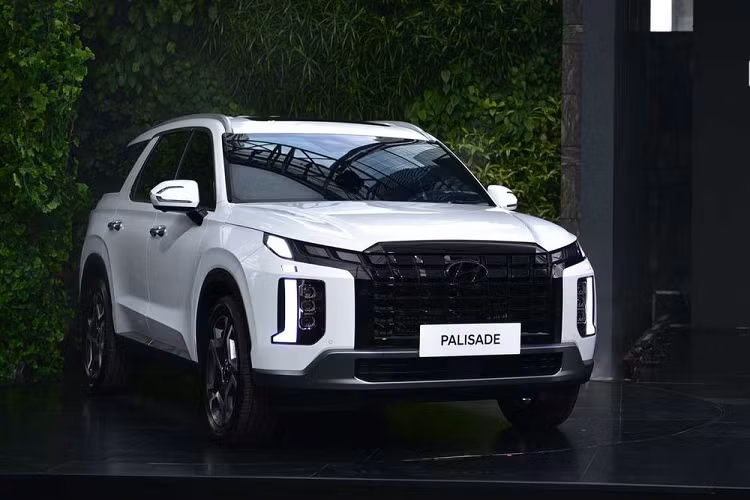 Dù ở phiên bản nào, xe cũng dùng động cơ diesel R CRDi 4 xi-lanh, tăng áp, dung tích 2.2L, sản sinh công suất tối đa 200 mã lực tại tua máy 3.800 vòng/phút và mô-men xoắn cực đại 440 Nm tại dải tua máy 1.750 - 2.750 vòng/phút. Động cơ kết hợp với hộp số tự động 8 cấp và hệ dẫn động cầu trước hoặc 4 bánh toàn thời gian.