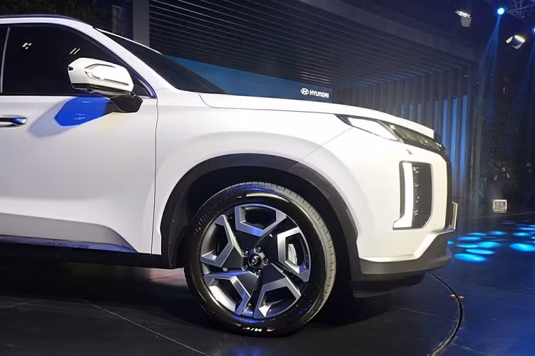 Bên trong xe, Hyundai Palisade 2023 cũng được cải tiến với mặt táp-lô mới và màn hình trung tâm 12,3 inch tiêu chuẩn, nối liền với bảng đồng hồ. Thêm vào đó là cửa gió điều hòa thanh mảnh hơn và kéo dài trên mặt táp-lô. Bên dưới cửa gió điều hòa là các nút bấm màu đen thay vì bạc như trước. Cụm điều khiển trung tâm của xe được nâng cao hơn so với phiên bản cũ.