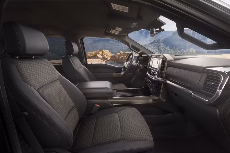 Lấy cảm hứng thiết kế từ loài rắn đuôi chuông, Ford F-150 Rattler 2023 sở hữu ngoại thất thay đổi nhẹ so với F-150 XL. Theo đó, xe được bổ sung logo "F-150 Rattler" trên khe gió sau chắn bùn trước và tem theo phong cách da rắn đuôi chuông ở thùng sau. Tiếp đến là 2 ống xả phía sau và bộ vành nhôm 18 inch sơn màu đen, nằm trong lốp chạy mọi địa hình.