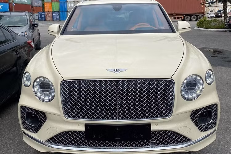 Cặp vợ chồng U60 trải nghiệm sau vô lăng của dòng xe SUV siêu sang Bentley Bentayga V8 mới về Bắc Ninh định cư sẽ đến từ khối động cơ xăng V8, tăng áp kép, dung tích 4.0 lít, sản sinh ra công suất tối đa 542 mã lực và mô-men xoắn cực đại 770 Nm.