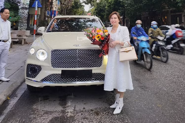 Mới đây, 1 người chuyên nhập khẩu siêu xe và xe siêu sang về Việt Nam đã chia sẻ những hình ảnh về buổi bàn giao xe SUV siêu sang Bentley Bentayga V8 đời mới màu trắng sữa rất đẹp mắt của mình cho 1 khách hàng vô cùng đặc biệt.