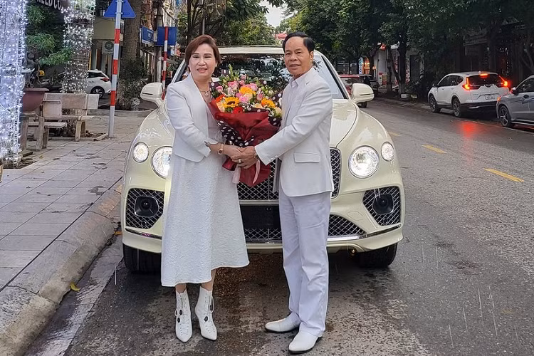 Theo như chia sẻ, đây là 1 trong những khách hàng lớn tuổi mình từng phục vụ nhưng độ chịu chơi và đam mê không thua kém gì các doanh nhân 8X và 9X. Dù đã bước sang tuổi U60 nhưng người chồng vẫn rất chịu chơi khi luôn dành các món quà bất ngờ cho vợ, trong số này có chiếc xe SUV siêu sang Bentley Bentayga V8 được đặt hàng từ người bán xe này.