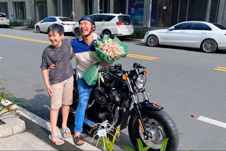 Ổng cứ lượn tới lượn lui. “Thiệt hong vậy bé Trang? Em mua hả?” “Hay em thuê 1.500.000 đồng/giờ để dụ anh?” “Thôi đừng dụ anh mà!”" dòng chia sẻ của Thu Trang về việc mua xe Harley-Davidson 48 tặng cho Tiến Luật đã thu hút 62 nghìn lượt likes, yêu thích... hàng nghìn bình luận của cư dân mạng.