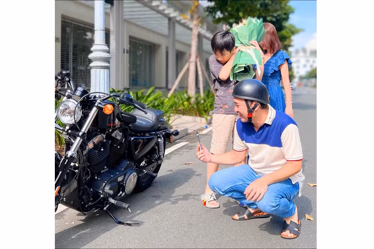 "6 năm trời đòi xe mòn mỏi, 6 năm trời không ngừng chia sẻ dòng trạng thái nhắc khéo đến lộ liễu, 6 năm trời không ngừng nói “Bé Trang ơi mua xe cho anh đi”, 6 năm trời mình ngồi đọc hàng ngàn bình luận của mọi người nhắc mua xe cho "kép già". Vậy mà nay mình tặng chiếc xe thật, ông "kép già" không tin nha mọi người. 