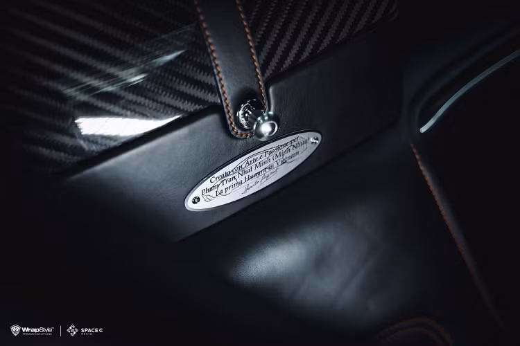 Ngoài chiếc siêu xe thần gió hypercar Pagani Huayra ra, trong garage xe của Minh Nhựa hiện không còn mẫu siêu xe hay xe thể thao nổi bật. Một số thông tin cho rằng đại gia này đã đặt mua và đang chờ nhận bàn giao xe thể thao Porsche 911 GT3 thế hệ 992 và có thể là cả bom tấn McLaren Elva chỉ sản xuất 149 chiếc trên toàn thế giới.