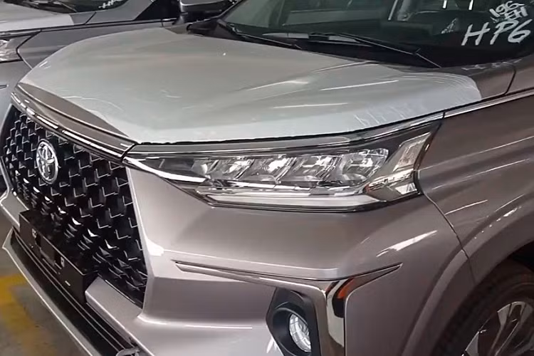Hiện các đại lý tại Việt Nam đã nhận cọc của khách hàng muốn mua 2 mẫu MPV này. Theo nhân viên tư vấn bán hàng, giá xe Toyota Avanza Premio 2022 sẽ không chênh nhiều so với phiên bản cũ. Trong khi đó, Toyota Veloz Cross 2022 có giá dự kiến hơn 600 triệu đồng.