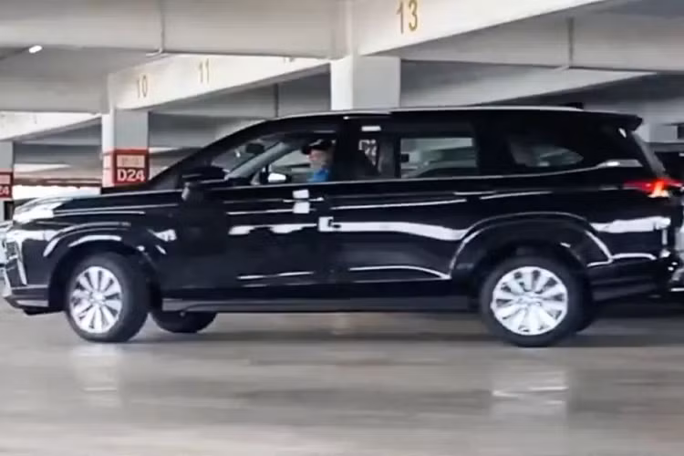 Đặc biệt, Toyota Veloz Cross 2022 còn có gói công nghệ an toàn chủ động Toyota Safety Sense trong khi Avanza Premio bị cắt tính năng này để đảm bảo giá thành rẻ. Toyota Safety Sense của xe bao gồm những tính năng như hệ thống ngăn va chạm sớm, cảnh báo chệch làn đường phía trước, hỗ trợ chuyển làn đường, tránh đạp nhầm chân ga, cảnh báo phương tiện cắt ngang khi lùi hay hệ thống phát hiện điểm mù.