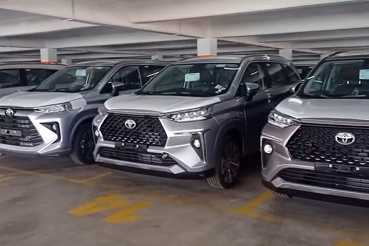 Bên ngoài, Toyota Avanza Premio 2022 có đèn pha và đèn hậu LED cũng như vành hợp kim 16 inch. Bên trong là nội thất 7 chỗ với ghế nỉ, màn hình thông tin giải trí dạng cảm ứng 9 inch đặt nổi, màn hình màu TFT 4,2 inch trong bảng đồng hồ, nút bấm khởi động máy và điều hòa chỉnh cơ.