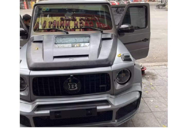Thông thường, các gói độ Brabus ở Việt Nam đều dùng vật liệu sợi carbon dệt truyền thống (Carbon Fiber), nhưng chiếc Mercedes-AMG G63 độ G800 Brabus trong bài lại tạo nên sự khác biệt khi dùng sợi carbon đúc (Forged Carbon Fiber).