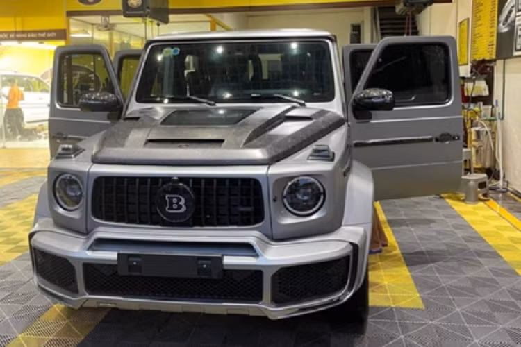 Gói độ Brabus G800 của Mercedes-AMG G63 bao gồm nắp ca-pô tích hợp 3 hốc gió hầm hố, ốp đèn phụ trợ trên nóc, ốp viền bên hông bao gồm cả tay nắm cửa và cả nắp ốp bánh dự phòng. Tất cả các chi tiết này đều được làm bằng sợi carbon trần độc đáo.