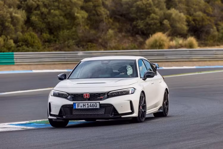 Mẫu xe Honda Civic Type R 2023 mới đã lần đầu tiên ra mắt vào tháng 7 năm ngoái với ngoại hình khá ấn tượng và động cơ 4 xi-lanh, dung tích 2.0 lít, tăng áp có sức mạnh mới. Hiện tại, "xe đua đường phố" của Honda đã bắt đầu lên lịch giao hàng cũng như công bố giá bán.