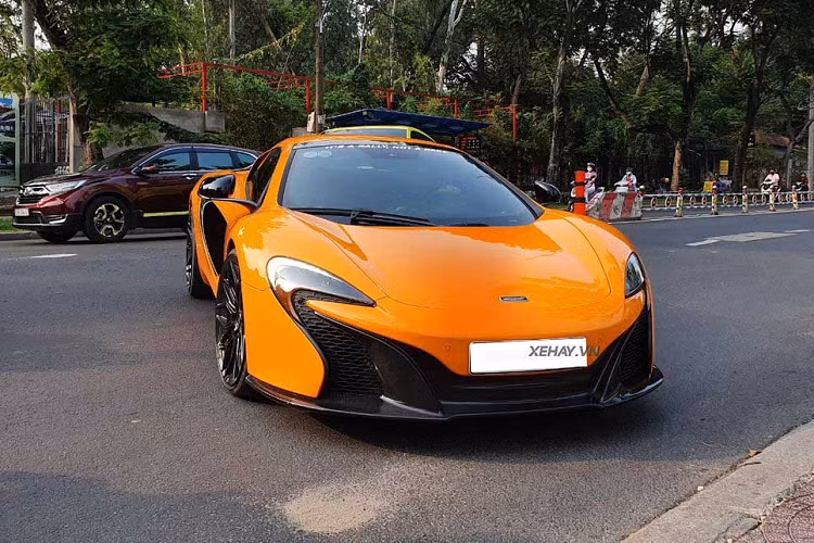 McLaren 650S Coupe độc nhất Việt Nam. Chiếc xe này chỉ vừa về nước hồi tháng 1 năm nay, xe có ngoại thất màu cam McLaren Orange nổi bật cùng mâm đa chấu sơn đen và cùm phanh màu cam nổi bật.