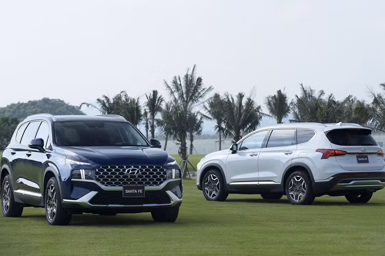 Cụ thể, Hyundai SantaFe xăng cao cấp có giá niêm yết có giá 1,275 tỷ đồng nay giảm 45 triệu đồng xuống chỉ còn 1,230 tỷ đồng. Tương tự, bản dầu cao cấp giảm 45 triệu đồng tiền mặt, còn 1,330 tỷ đồng. Ngoài ra, khách hàng khi mua xe còn nhận được quà tặng phụ kiện có giá trị khoảng 10-15 triệu đồng.