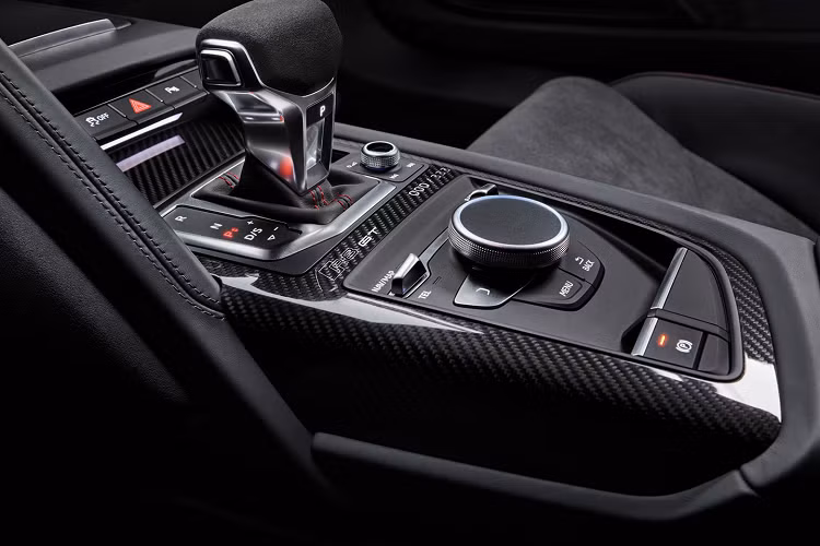 Audi cho biết có tới 7 mức độ kiểm soát khác nhau, từ mức cơ bản với nhiều hỗ trợ bởi các hệ thống xe cho đến tắt bớt và giảm dần để người lái tự mình điều khiển nhiều hơn. Bản xe này có điểm nhấn ở bodykit ứng dụng vật liệu sợi carbon khối lượng nhẹ, cùng nhiều thành phần khác được thay đổi như bộ mâm 20 inch mỏng nhẹ, phanh gốm, ghế thể thao...
