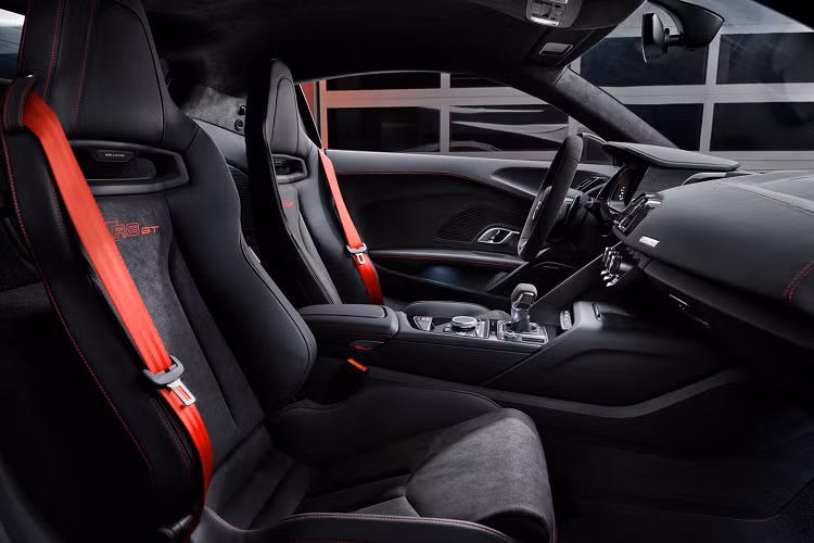 Những phiên bản xe R8 RWD trước đây rất được ưa chuộng trong cộng đồng chơi drift. Thấu hiểu điều đó, nay Audi trang bị sẵn cho R8 GT RWD 2023 một nút bấm "Torque Rear Drive" ngay trên vô-lăng, có tác dụng kiểm soát độ trượt bánh sau và lượng mô-men xoắn truyền đến các bánh xe để ngay cả những "tay mơ" cũng có thể drift được dễ dàng.