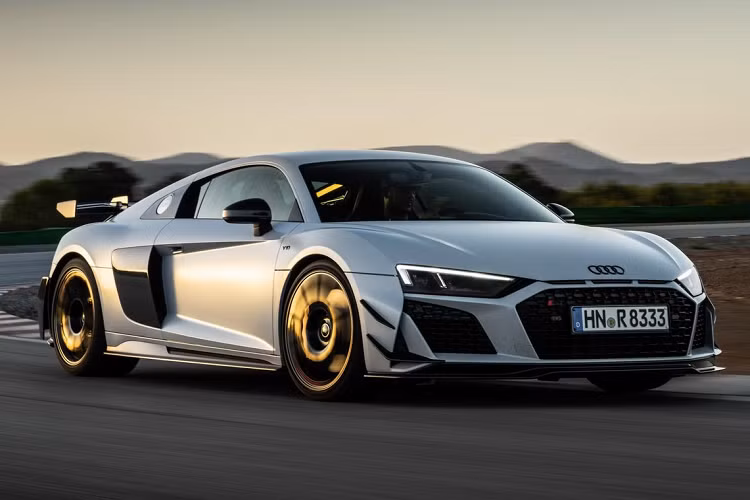 Audi đã công bố kế hoạch điện hóa toàn bộ danh mục sản phẩm của mình từ nhiều năm trước, nên hãng cần phải tìm cách "xử lý" những khối động cơ đốt trong đang còn tồn kho. Một trong những phương án khả thi nhất là đem trang bị chúng vào các mẫu xe phiên bản đặc biệt và với tiêu chí đó, Audi R8 GT RWD 2023 mới đã ra đời.