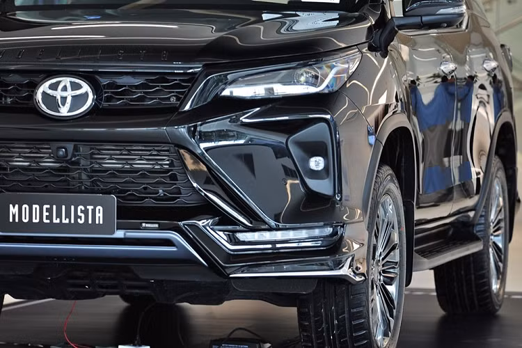 Trên mẫu xe SUV Toyota Fortuner Leader 2023 được bổ sung bộ vành la-zăng mới có đường kính 20 inch và thiết kế đa chấu, sơn màu xám. Ốp trục bánh của xe có thêm logo "Modellista" trong khi lốp có kích thước 265/50 R20.Tại thị trường Thái Lan, gói phụ kiện Modellista có giá 69.500 Baht (48,5 triệu đồng) dành cho Toyota Fortuner Leader 2023 và 59.500 Baht (41,5 triệu đồng) dành cho Fortuner Legender.