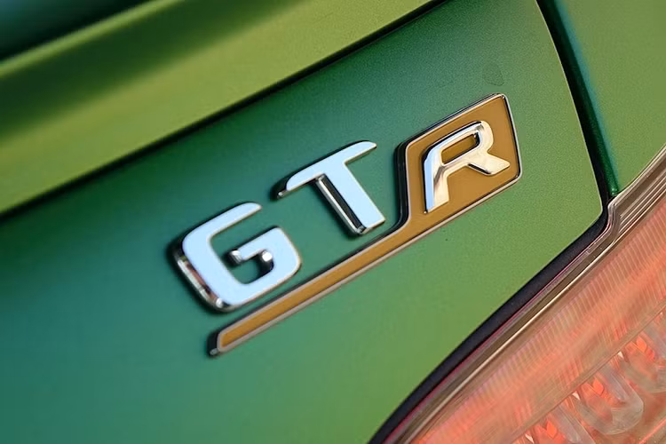 Mercedes-AMG GT R thu hút ánh nhìn với phần đầu xe được hạ thấp độc đáo, lưới tản nhiệt nan dọc Panamericana. Đây là chi tiết lấy cảm hứng từ huyền thoại Mercedes-Benz 300 SL trong cuộc đua cùng tên tại Mexico. Ngoài ra, cản trước, các khe hút gió phía trước và bên hông cũng được mở rộng nhằm tăng khả năng tản nhiệt cho động cơ, cải thiện khí động học cũng như tính thẩm mỹ cho Mercedes-AMG GT R. 