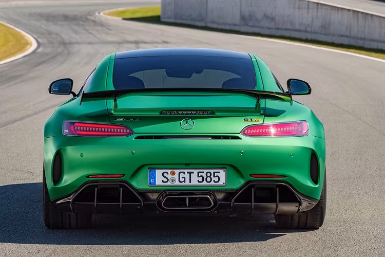 Mercedes-AMG GT được trình làng vào năm 2014, nhằm thay thế cho mẫu siêu xe Mercedes-Benz SLS AMG. Đây là biến thể hiệu suất cao của Mercedes-AMG GT với phong cách thiết kế hầm hố, thể thao hơn.