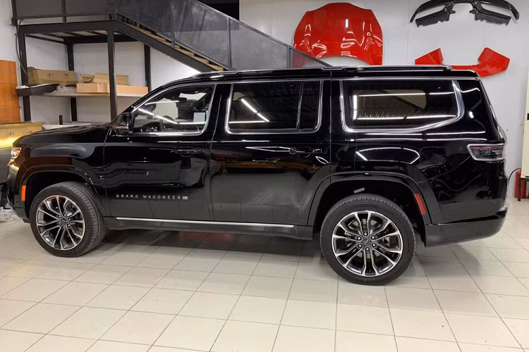 Sau gần nửa năm nhá hàng, chiếc SUV hạng sang cỡ lớn Jeep Grand Wagoneer 2022 đầu tiên đã có mặt tại dải đất hình chữ S. Được biết tốc độ để từ bản concept sang sản xuất đại gia của mẫu xe SUV Jeep Grand Wagoneer 2022 đã được hãng xe Mỹ đẩy nhanh tiến độ hiện thực hóa vì khách hàng phản hồi quá ấn tượng so với suy nghĩ của hãng.