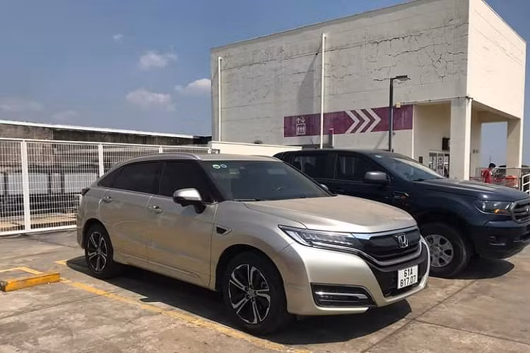 Tại Trung Quốc, ngoài CR-V, UR-V dải sản phẩm xe gầm cao của Honda khá phong phú với Avancier, Vezel, Breeze, XR-V. Chiếc Honda UR-V hàng hiếm mới về Việt Nam sử dụng chung nền tảng với xe 7 chỗ Honda Pilot nên các kích thước bề ngoài khá lớn.