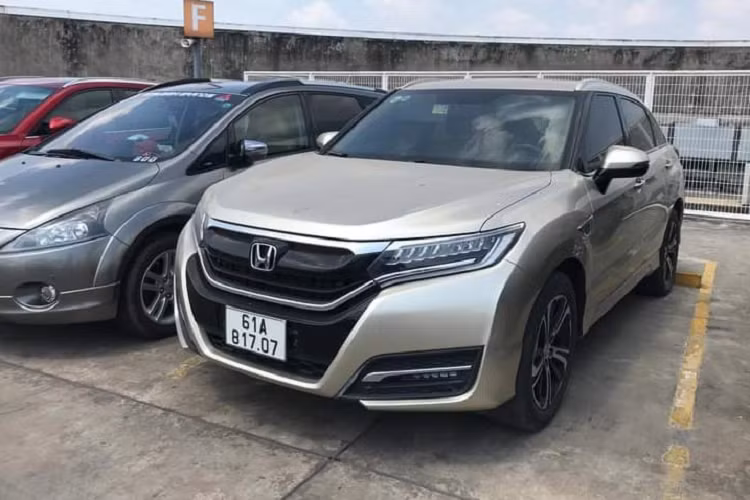 Phiên bản này cũng được Honda bổ sung thêm một số hệ thống an toàn như kiểm soát hành trình thích ứng, cảnh báo va chạm trước, đỗ xe tự động, màn hình hiển thị thông tin lên kính lái, cảnh báo chệch làn đường và cảnh báo điểm mù.