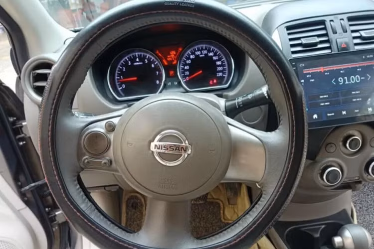 Người mới lái không mất nhiều thời gian làm quen với các hệ thống điều hoà, giải trí trên xe. Xe còn có cửa gió điều hoà, tựa để tay trung tâm cho hàng ghế hai. 