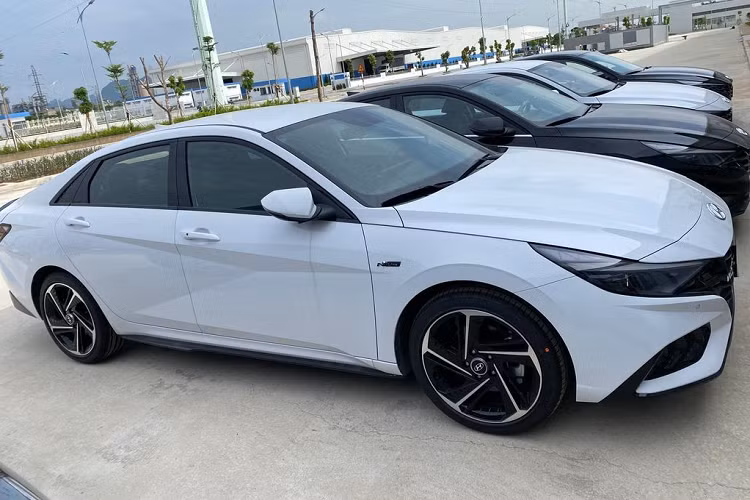 Một số nguồn tin cho biết, mẫu xe sedan Hyundai Elantra 2023 đang đi tới những công đoạn cuối cùng cho ngày ra mắt chính thức tại thị trường Việt Nam. Elantra 2023 đã hoàn tất thủ tục đăng kiểm khí thải tại Việt Nam với 6 biến thể. Dự kiến, mẫu sedan “hot hit” một thời này sẽ trình làng người tiêu dùng Việt vào tháng 8 này.