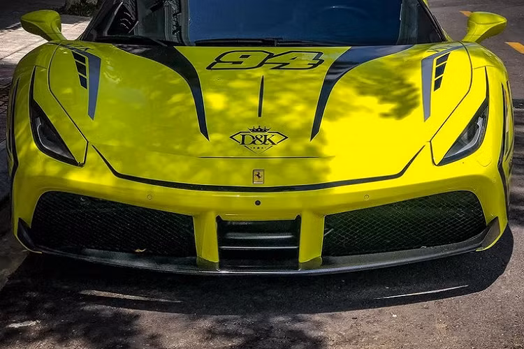 Nguyên bản của chiếc siêu xe Ferrari 488 GTB về Bạc Liêu là màu trắng nhưng nay được chủ nhân diện bộ áo với tông màu nổi, điểm nhấn chính là việc 2/3 đèn pha xe được phủ lên lớp đề-can chỉ để lộ ra chi tiết nhỏ khá sắc cạnh, phù hợp các mẫu xe đua khiến không ít người thích thú. 