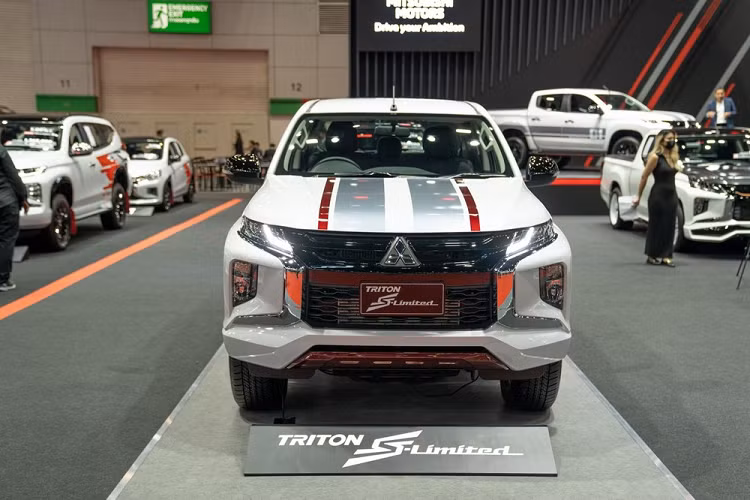 Mitsubishi Triton S-Limited Edition 2022 sử dụng động cơ diesel VG Turbo 4 xi-lanh, tăng áp, dung tích 2.4L như cũ, cho công suất tối đa 181 mã lực và mô-men xoắn cực đại 430 Nm. Động cơ kết hợp với hộp số sàn 6 cấp hoặc hộp số tự động 6 cấp. Tuy nhiên, Mitsubishi Triton S-Limited Edition 2022 chỉ có hệ dẫn động 1 cầu.