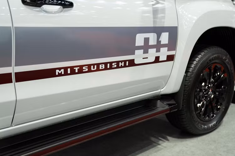 Ngoài ra, Mitsubishi Triton S-Limited Edition 2022 đặc biệt còn được trang bị nhiều chi tiết ngoại thất màu đen bóng như lưới tản nhiệt, bộ vành hợp kim 18 inch, ốp gương ngoại thất và tay nắm cửa.