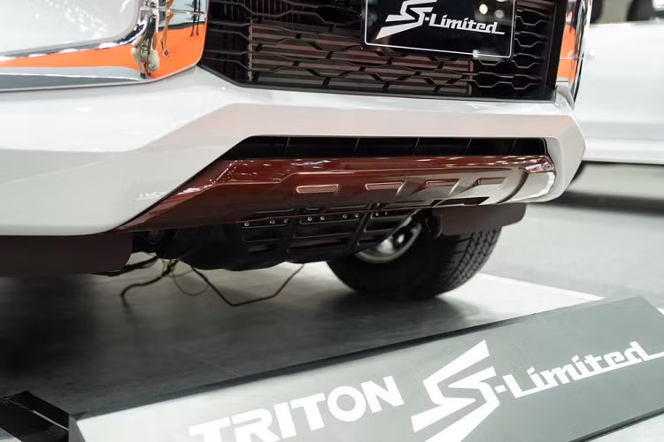 So với bản thường, mẫu xe bán tải Mitsubishi Triton S-Limited Edition 2022 về cơ bản chỉ thay đổi ở thiết kế. Mẫu xe bán tải này có thêm những đề-can trang trí màu đỏ và xám trên nắp ca-pô, sườn xe và cửa thùng sau. Bên cạnh đó là những chi tiết trang trí màu đỏ bên dưới cản trước cũng như bệ bước chân bên sườn và phía sau.