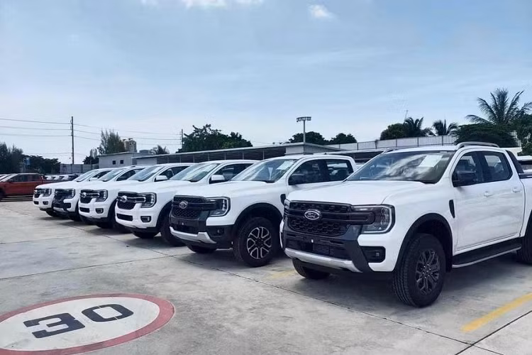 Ranger là dòng xe bán tải có lượng tiêu thụ nhiều nhất tại Việt Nam. Xe phải cạnh tranh với nhiều đối thủ như Toyota Hilux, Mitsubishi Triton, Mazda BT-50, Nissan Navara, Isuzu D-Max. Tuy nhiên, vị thế của Ford Ranger hầu như khó lung lay, các đối thủ có doanh số thua kém rất nhiều so với bán tải Mỹ.